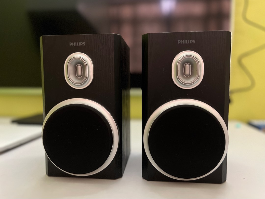 Philips wooden store speakers