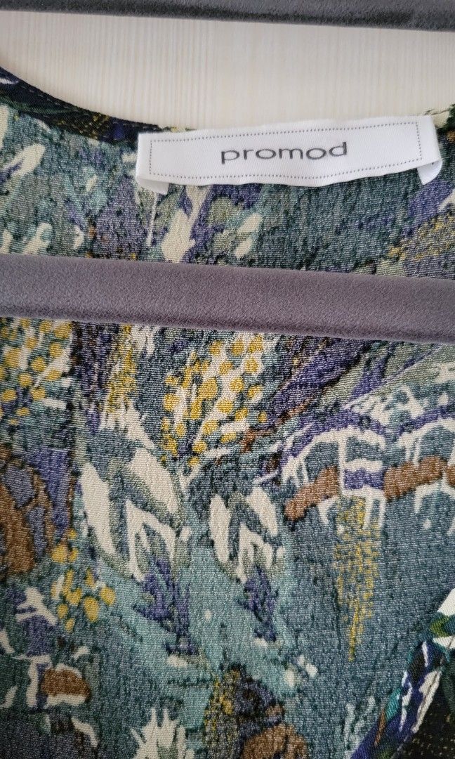 Promos printed dress (Category: Dresses) located in Cavite. Submitted by silvercarousel15 (Listing ID 1215494994, Image 3). Description: Used once only. Dress a little above the knee. Thru Lalamove/ grab only. 😊.