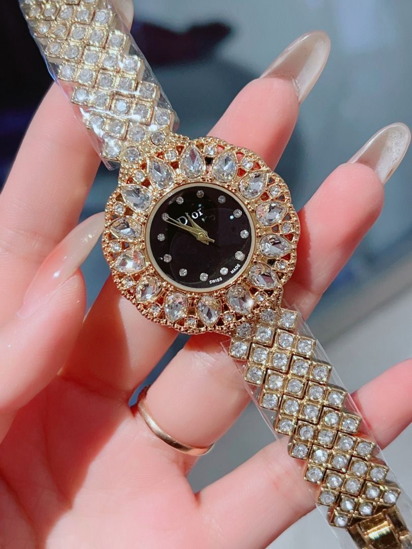 The case of the new full diamond series watch adopts a unique