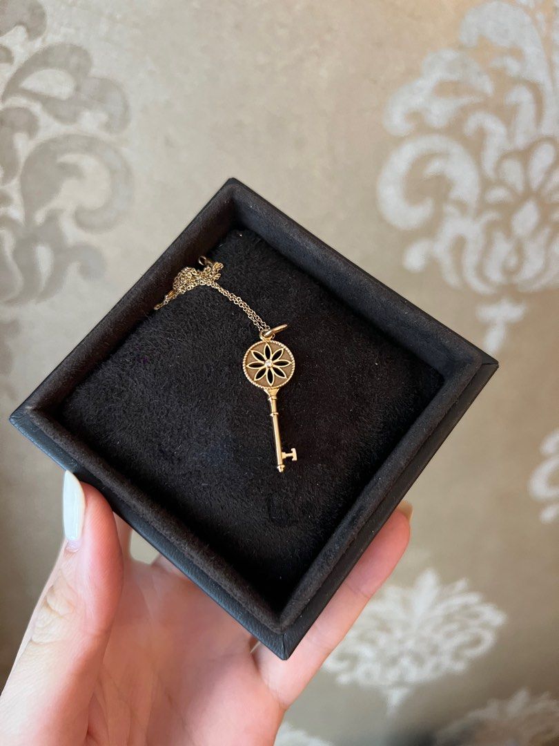 Daisy key pendant store
