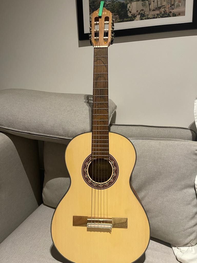 Valencia Classical Guitar with Bag, Hobbies & Toys, Music & Media ...