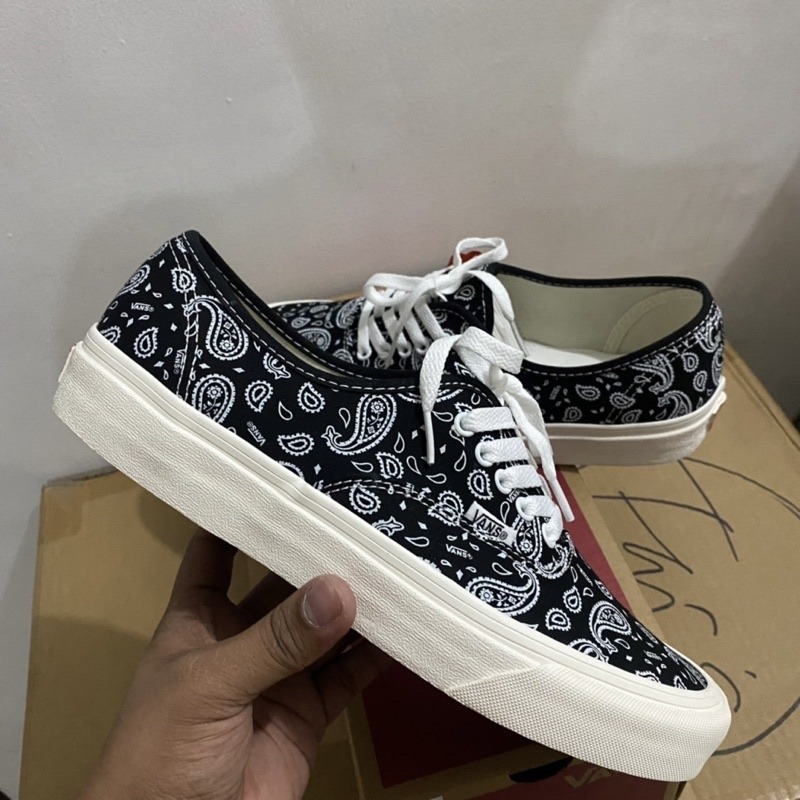 Vans Bandana, Men's Fashion, Footwear, Sneakers on Carousell