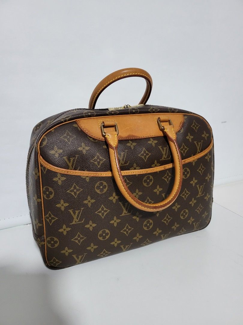 Louis Vuitton Deadstock Vintage Deauville Bag – Dina C's Fab and Funky  Consignment Boutique