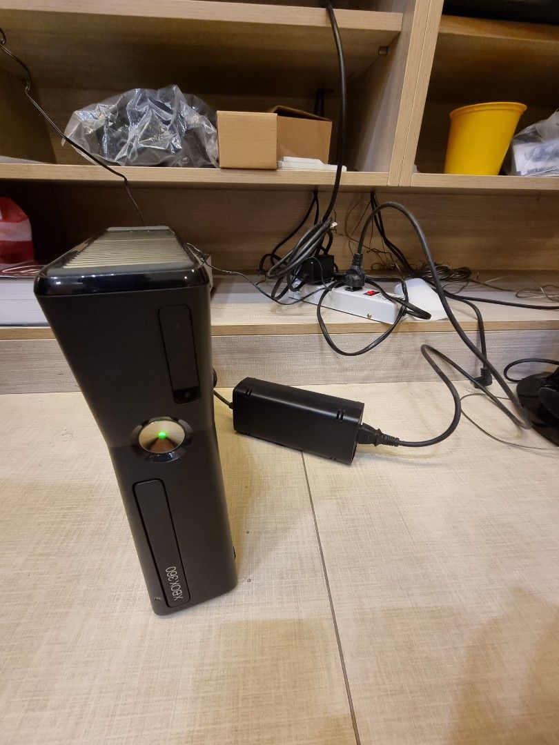 Xbox360 250g w camera and controllers, Video Gaming, Video Game