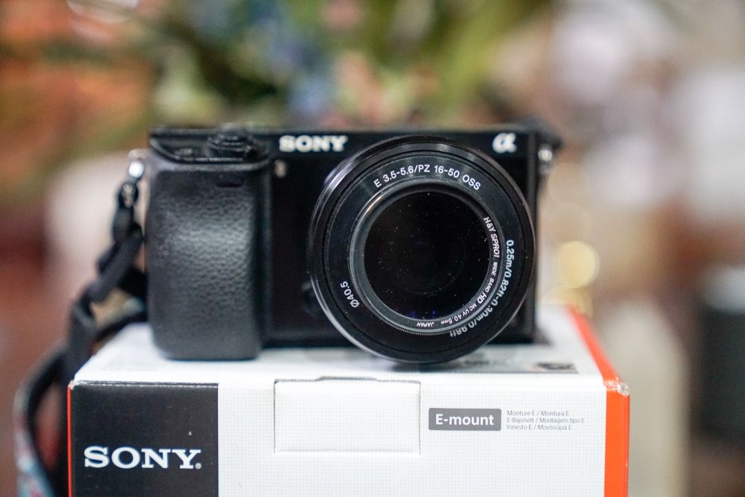 Beautiful Sony A6000 Emount camera with APSC Sensor with Complete Box