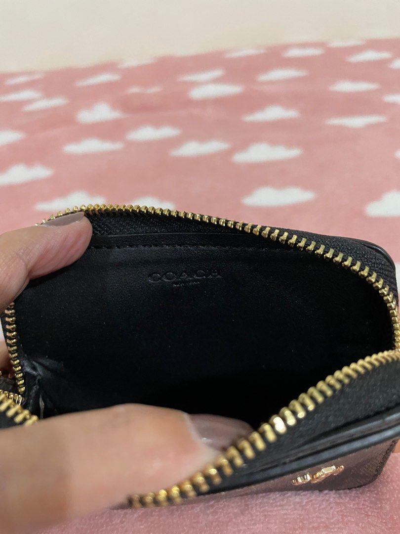 Card wallet with chain clearance