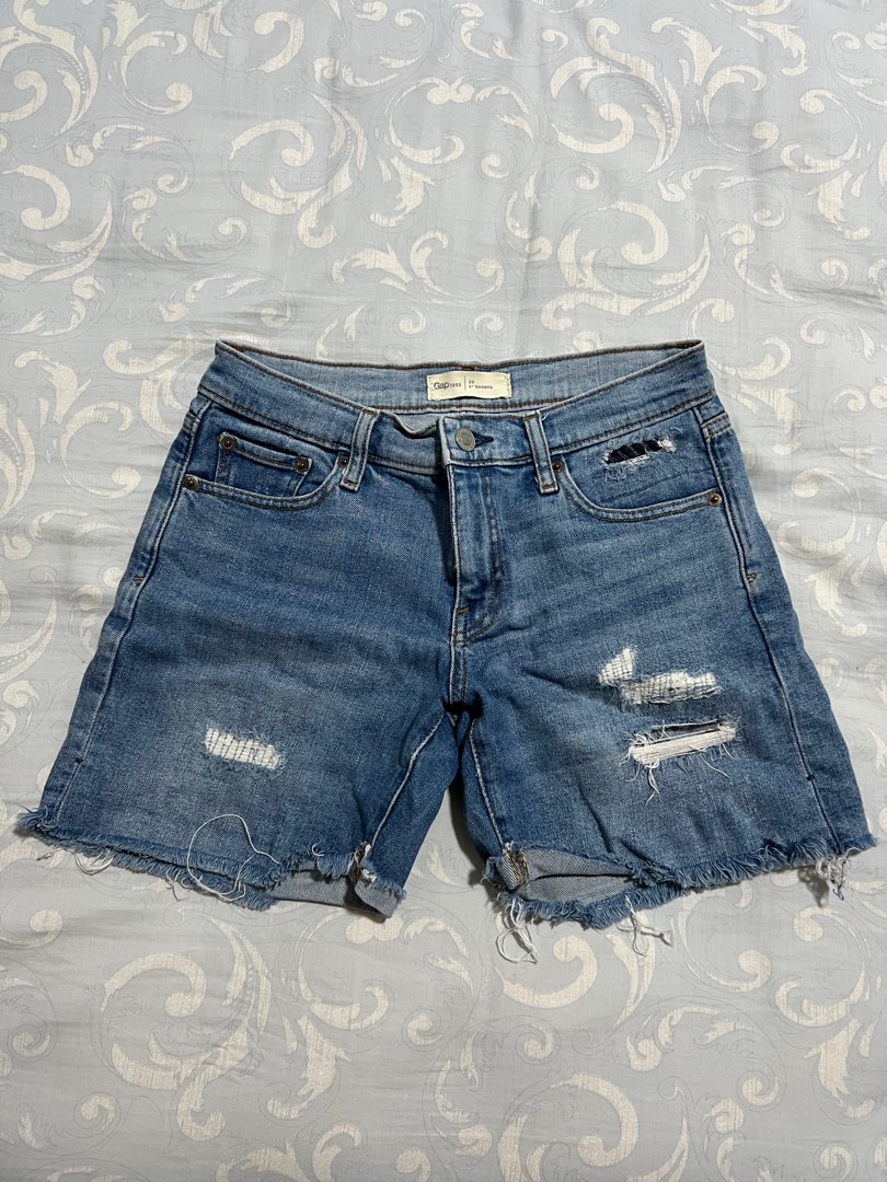 My Love Affair With Gap Denim Shorts: A Try-On Sesh - The Mom Edit
