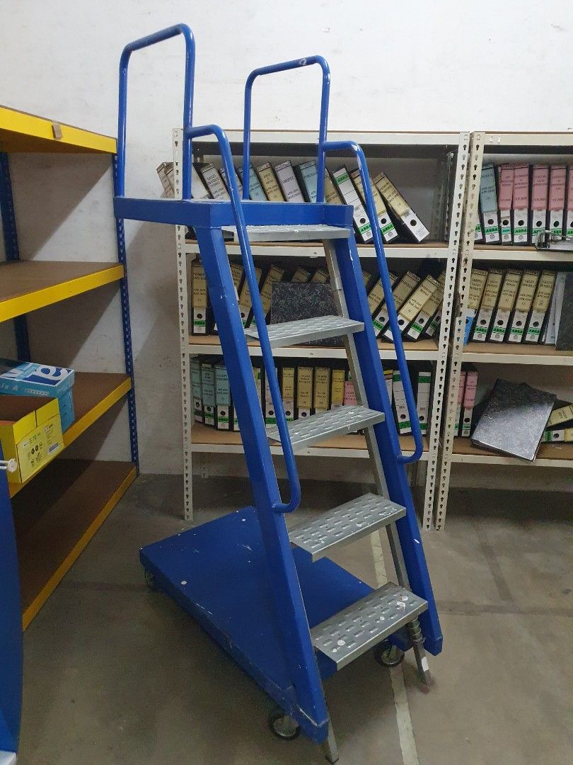 Heavy duty store platform ladder