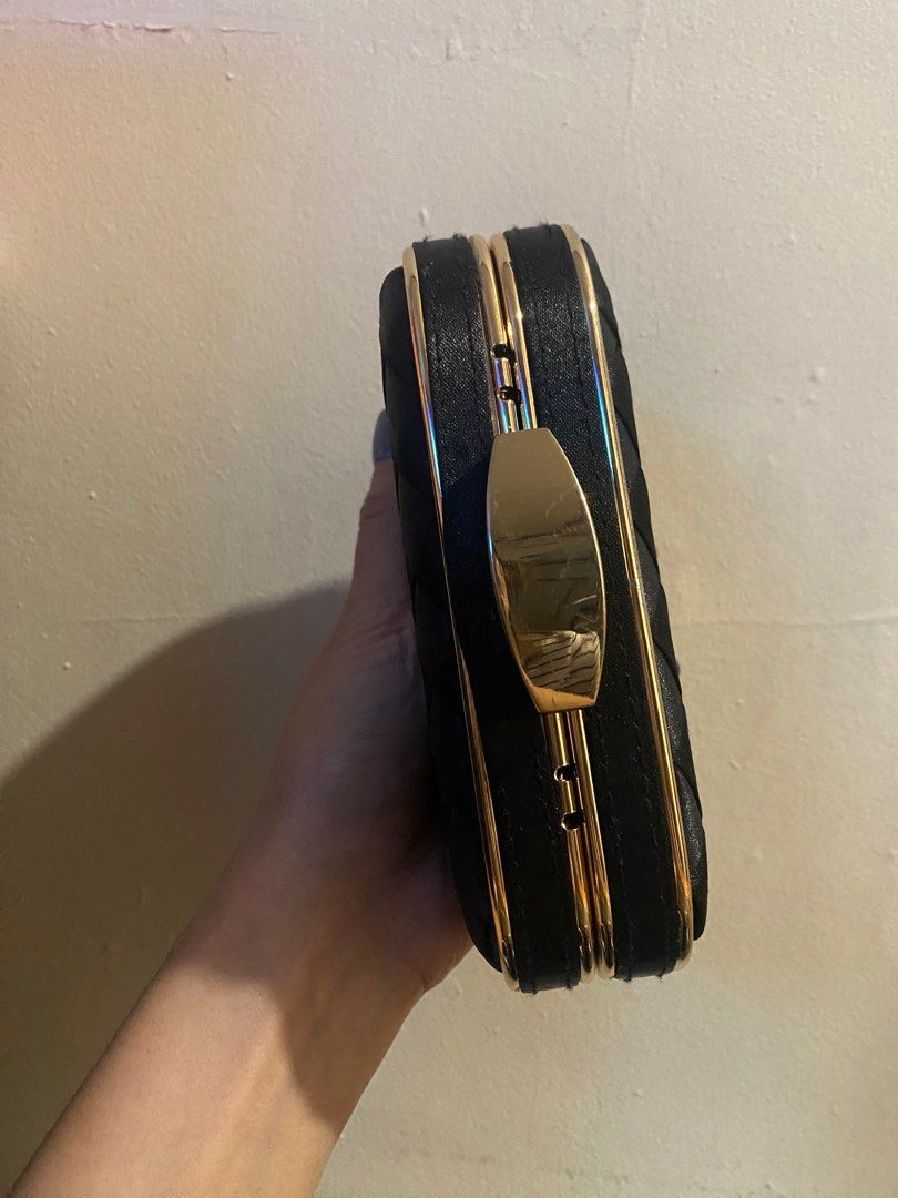 Jacatel clutch (Category: Clutches) located in Pilar. Submitted by fabloves (Listing ID 1215659450, Image 3). Description: Jacatel Clutch bag with chain Looks new. Used once! What you see is what you get. No lowballers. Sf c/o buyers.
