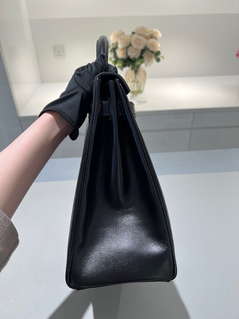 HERMÈS. 35 cm Kelly bag in black box calfskin, one ha…