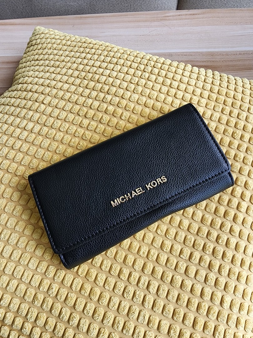 Michael Kors Leather Wallet, Women's Fashion, Bags & Wallets, Wallets &  Card Holders on Carousell