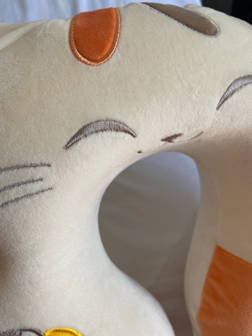 Miniso Pillow (Category: Bedding & Towels) located in Taguig. Submitted by aizeldd (Listing ID 1215509046, Image 2). Description: Never used Original price : 300 ++.