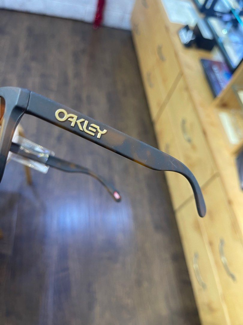 OAKLEY FROGSKINS (A), Men's Fashion, Watches & Accessories, Sunglasses &  Eyewear on Carousell