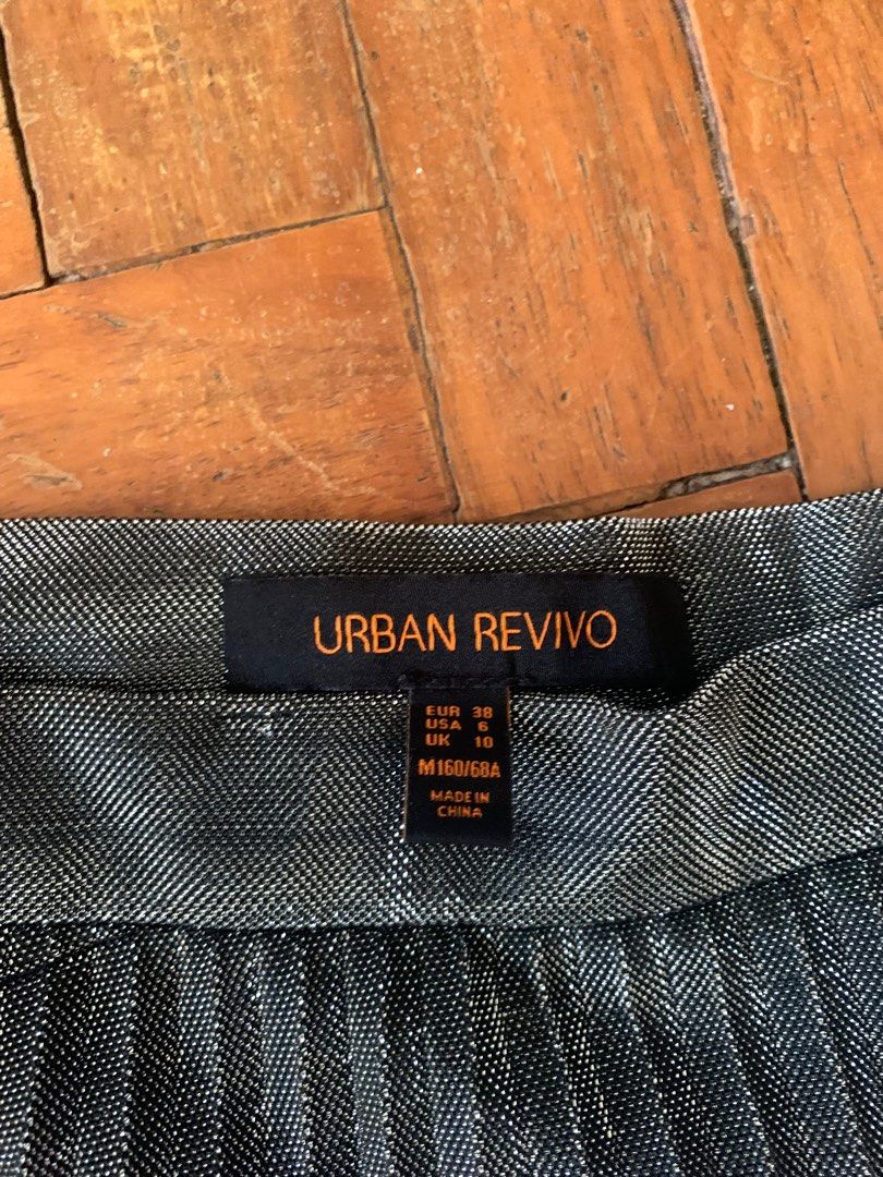 Urban Revivo Metallic Skirt (Category: Skirts) located in San Pedro. Submitted by riversen (Listing ID 1215578721, Image 2). Description: - bought for nye never got to wore it - super pretty - maxi skirt.
