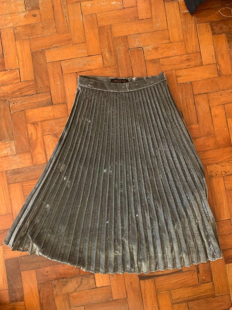 Urban Revivo Metallic Skirt (Category: Skirts) located in San Pedro. Submitted by riversen (Listing ID 1215578721, Image 1). Description: - bought for nye never got to wore it - super pretty - maxi skirt.