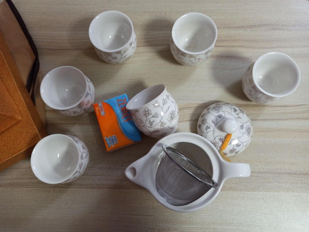 “精品”精美茶具禮盒套裝 （分類：茶具配件）位於 Hong Kong。 由 beebear0402 提交（商品編號 1215712681，圖片 3）。簡介： 茶壺套裝：精美茶壺(附茶隔)連六個小茶杯，附原裝禮盒和袋，送禮自用皆宜。。