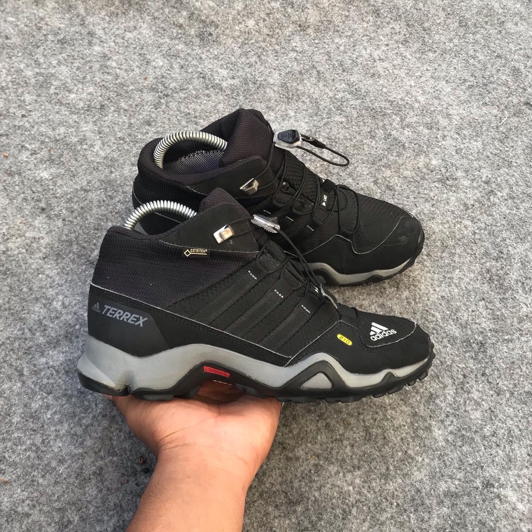 Sepatu adidas on sale terrex mid