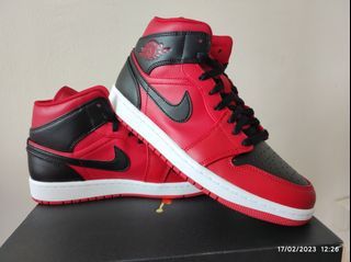 Air Jordan 1 Mid Reverse Bred