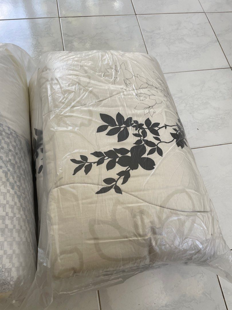 Canadian queen size comforter/duvet on Carousell
