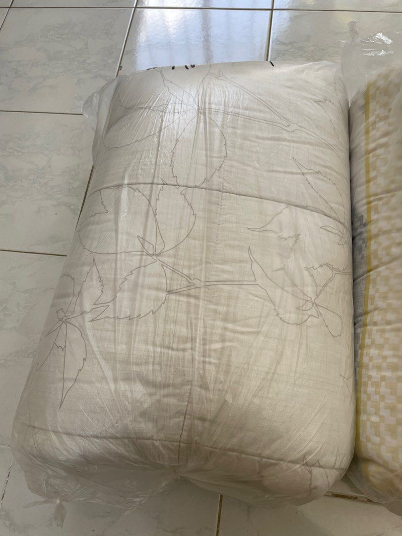 Canadian queen size comforter/duvet on Carousell