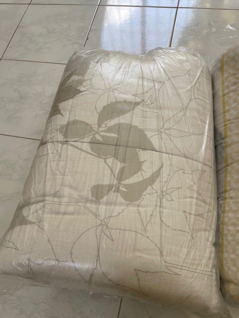 Canadian queen size comforter/duvet on Carousell