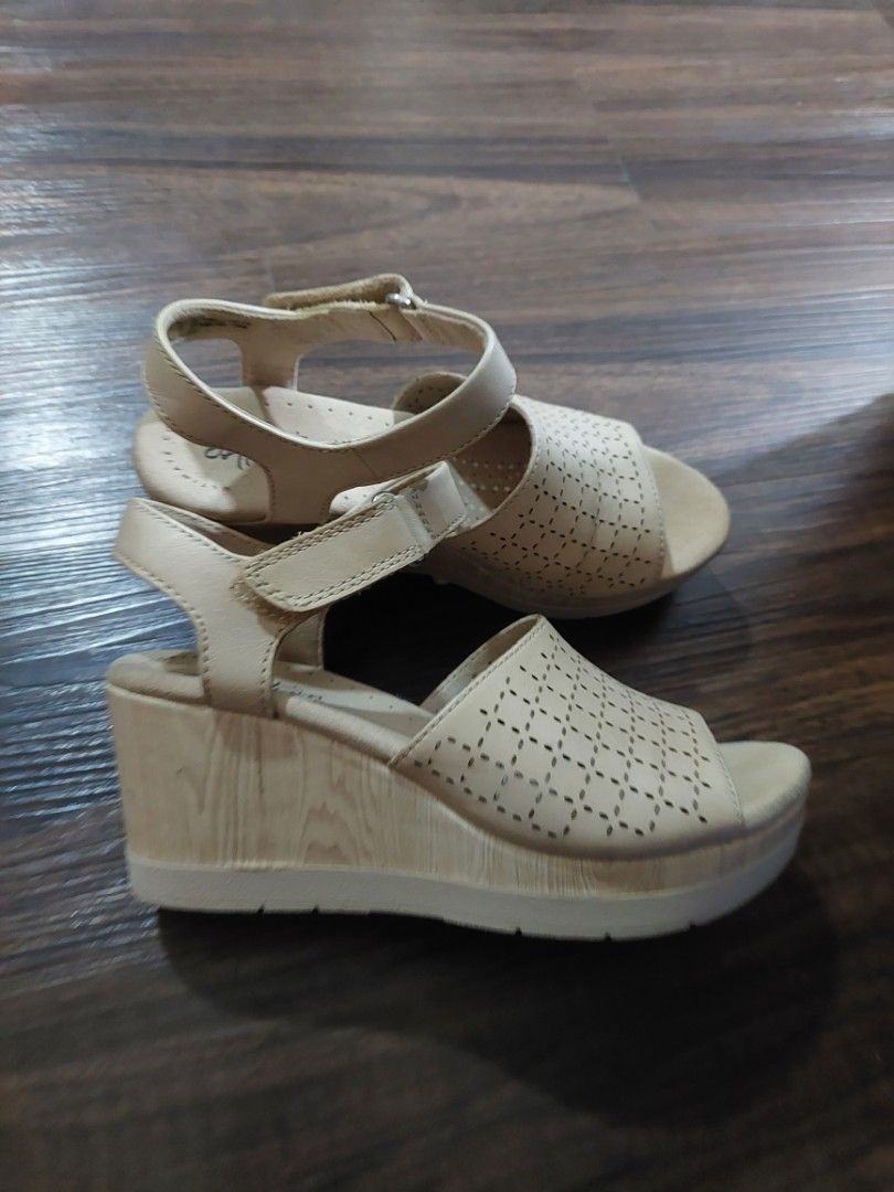 Clarks beige wedges