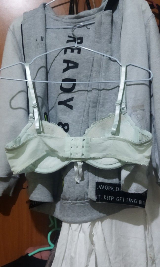 Decluttering bra size 40. Light mint green. Good condition.no flaws. (Category: Activewear) located in Cabadbaran. Submitted by xevedatiles (Listing ID 1215739168, Image 2). Description: .