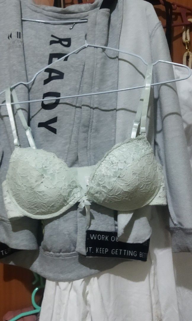 Decluttering bra size 40. Light mint green. Good condition.no flaws. (Category: Activewear) located in Cabadbaran. Submitted by xevedatiles (Listing ID 1215739168, Image 1). Description: .