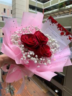 Free Delivery 3 Fresh Red Rose Flower Bouquet [Red, Blue, Purple Rose Birthday/Mother's Day/Anniversary/ROM/Congratulations/Greetings/520 我爱你/Hand Bouquet/Get Well Soon/Farewell/Gifts/Flowers/Graduation/Teacher's Day/Love/七夕 Qi Xi Valentine's]