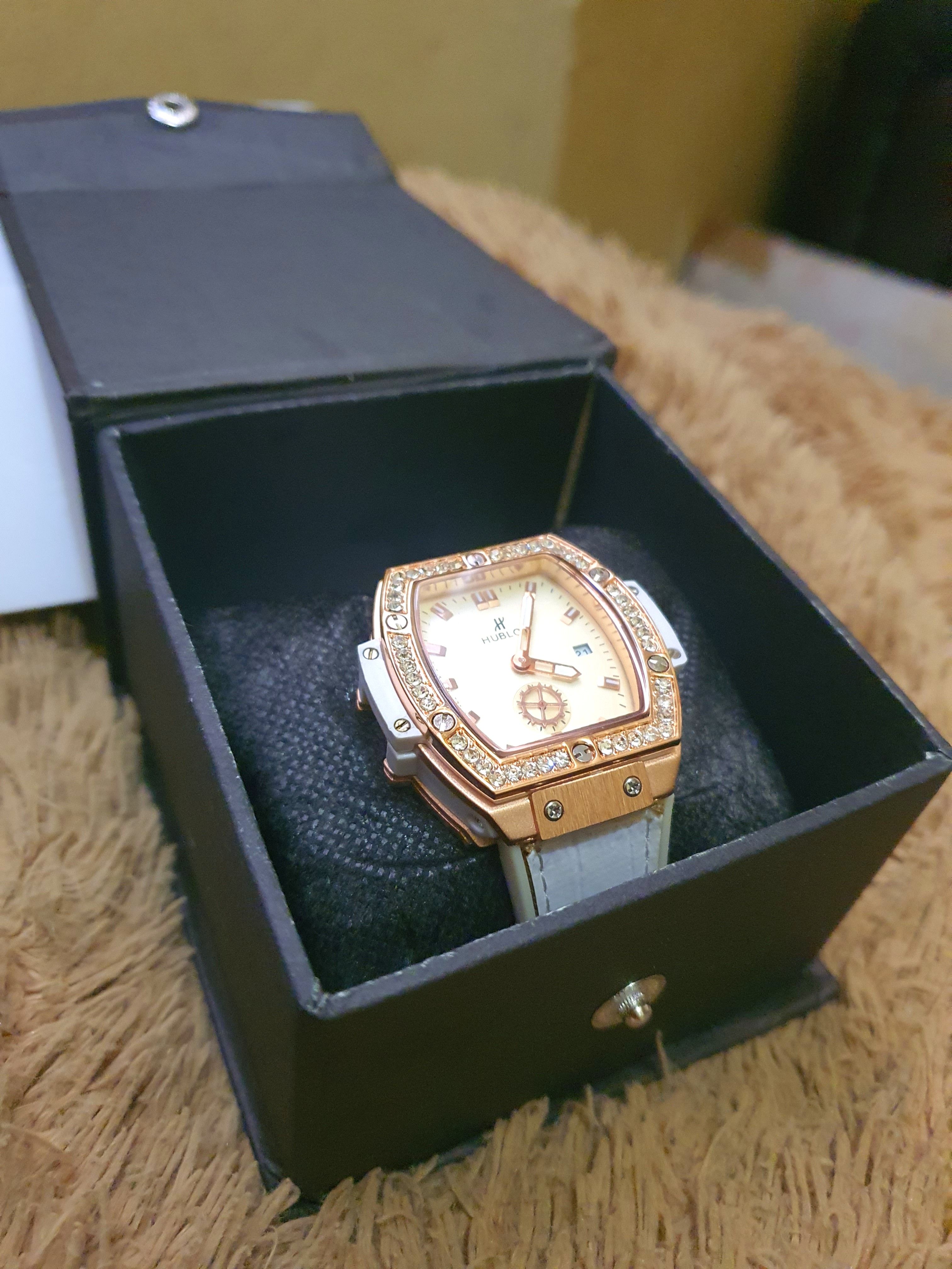 Jam on sale hublot wanita
