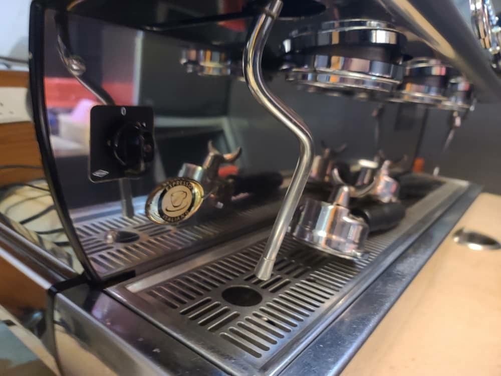 La Marzocco 3grouphead semiauto espresso machines, La Marzocco coffee grinder (automatic tamp