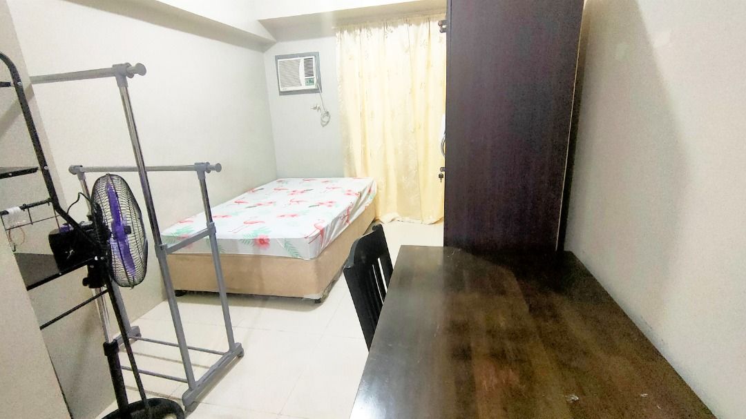 Large Studio Type Unit Condo with Balcony near DLSU for Sale at Vista