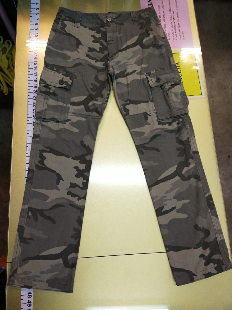 OLD NAVY Camo Cargo Men s Fashion Bottoms Chinos on Carousell