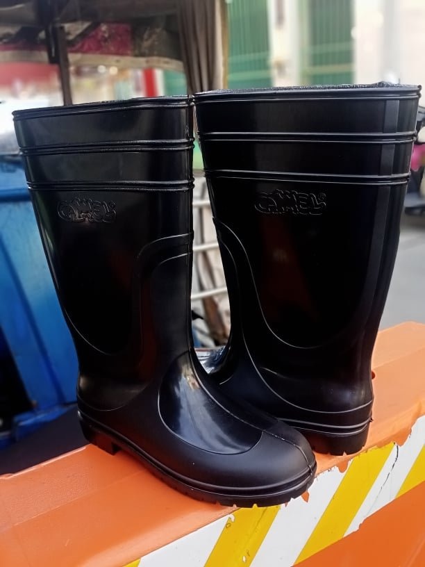 Rainboots camel on Carousell