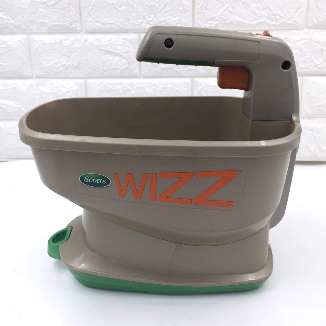 SCOTTS WIZZ YearRound Spreader, Furniture & Home Living, Gardening
