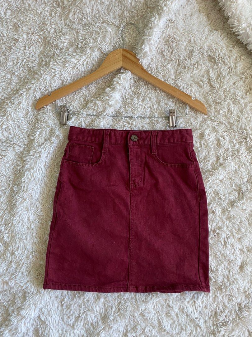 Y2k denim skirt 25-26 (Category: Skirts) located in Makati City. Submitted by nicolelabarette (Listing ID 1215738058, Image 1). Description: Length 16cm.