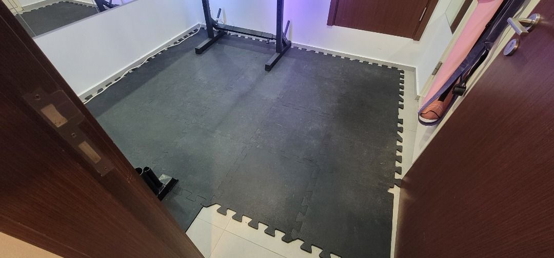 23 X Gym Grade Interlocking Floor Mat Squares, Sports Equipment