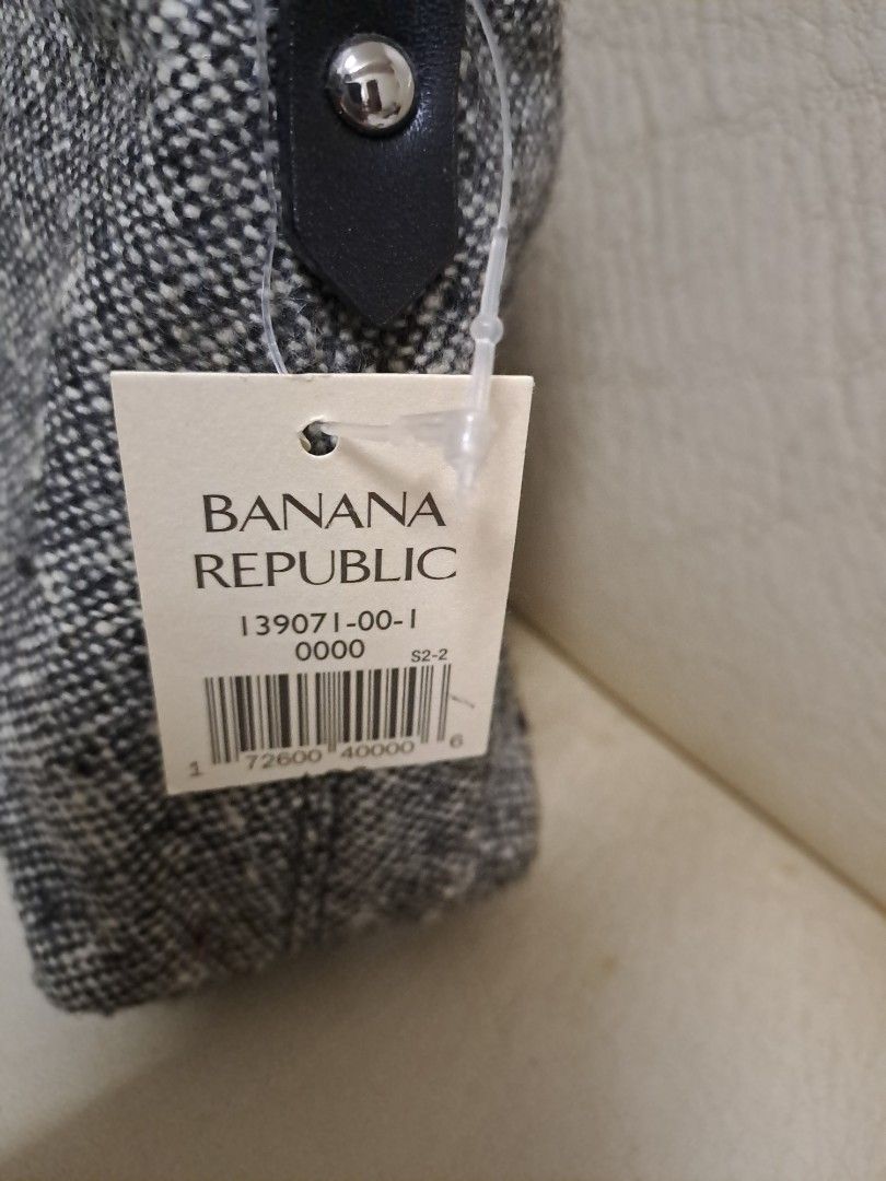 Banana republic shoulder bag (Category: Luxury Bags & Wallets) located in Taytay. Submitted by grace.grace11 (Listing ID 1215963726, Image 2). Description: -new -with tag - from us.