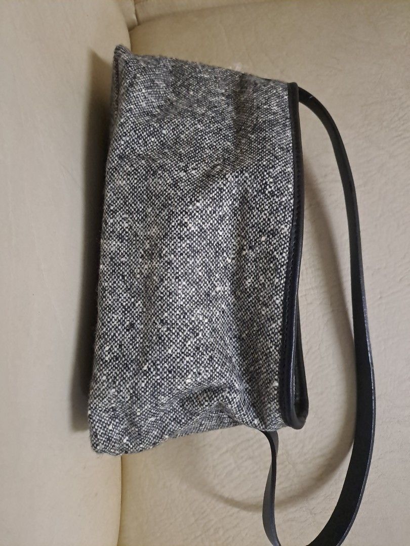 Banana republic shoulder bag (Category: Luxury Bags & Wallets) located in Taytay. Submitted by grace.grace11 (Listing ID 1215963726, Image 1). Description: -new -with tag - from us.