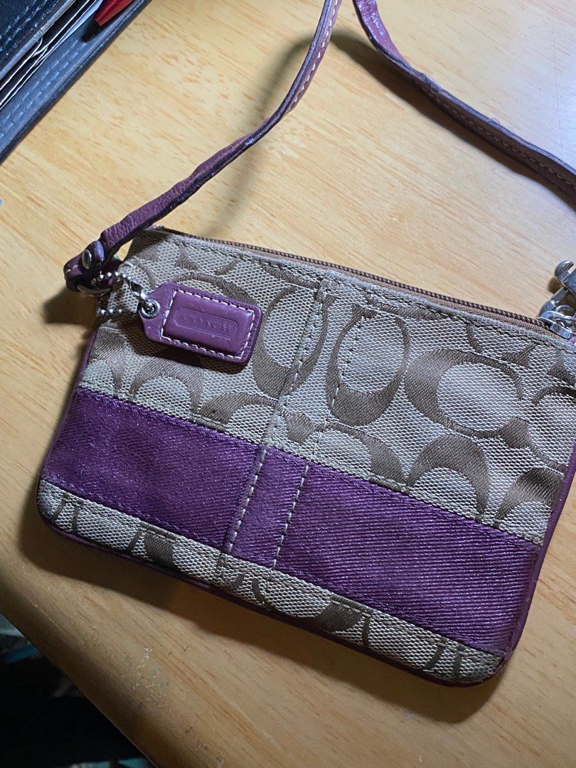 Coach pochette (Category: Luxury Bags & Wallets) located in Butuan. Submitted by natalday (Listing ID 1215985248, Image 3). Description: authentic.