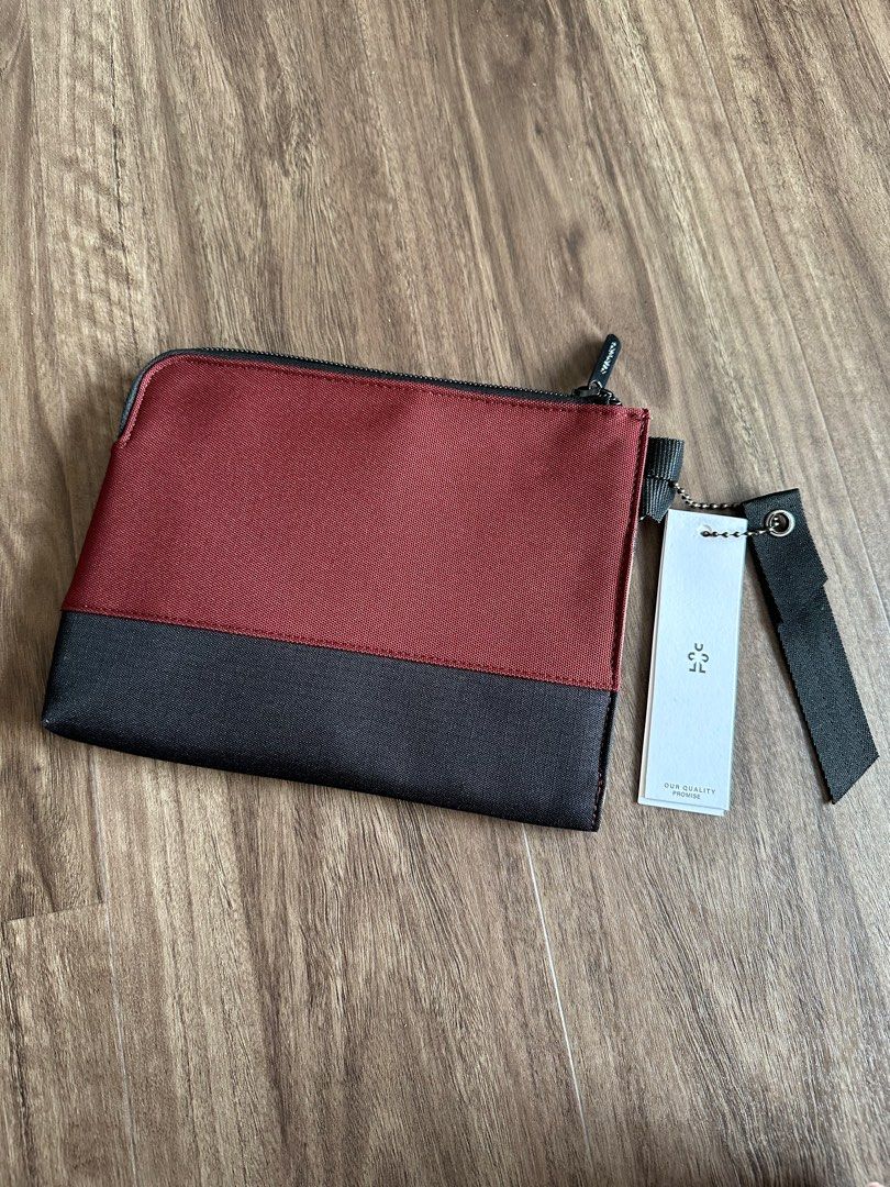 Crumpler Pass Go Pouch, Women's Fashion, Bags & Wallets, Purses ...