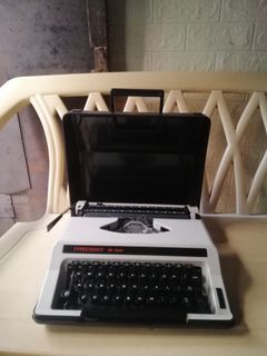 F/S: Olympia Typechoice Deluxe Typewriter