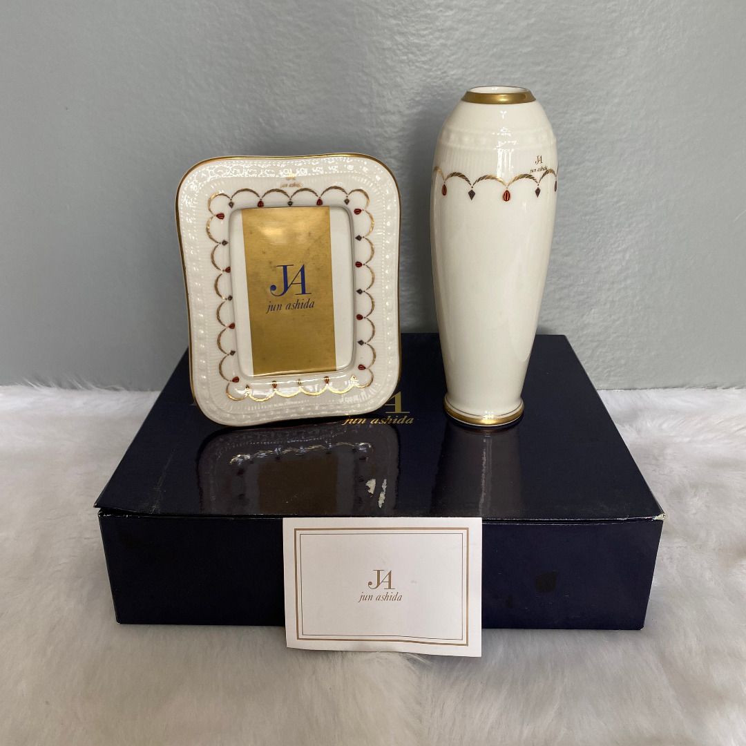 Jun Ashida White Picture Frame and Vase Set (Category: Frames & Pictures) located in Consolacion. Submitted by posh_avenue_home (Listing ID 1216054995, Image 2). Description: New with box. From Japan. 100% authentic!!! Frame: 4.5" x 6" Vase: 7.5".