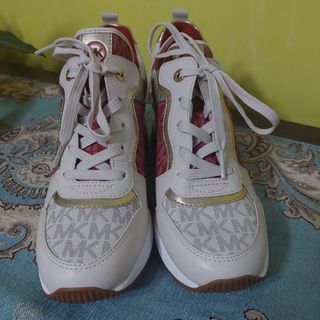 Mk trainer berry size 7