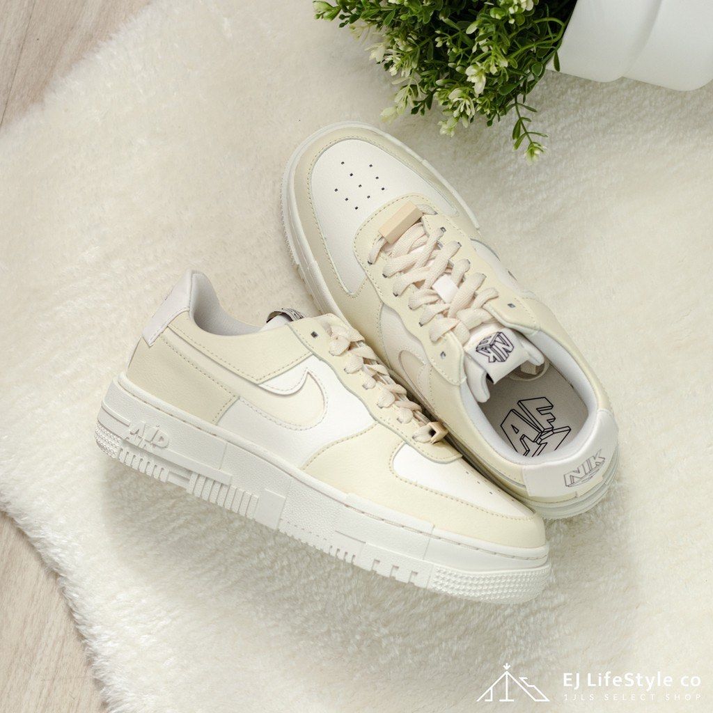 NIKE AIR FORCE 1 PIXEL 像素奶油25cm, 她的時尚, 鞋, 運動鞋在旋轉拍賣