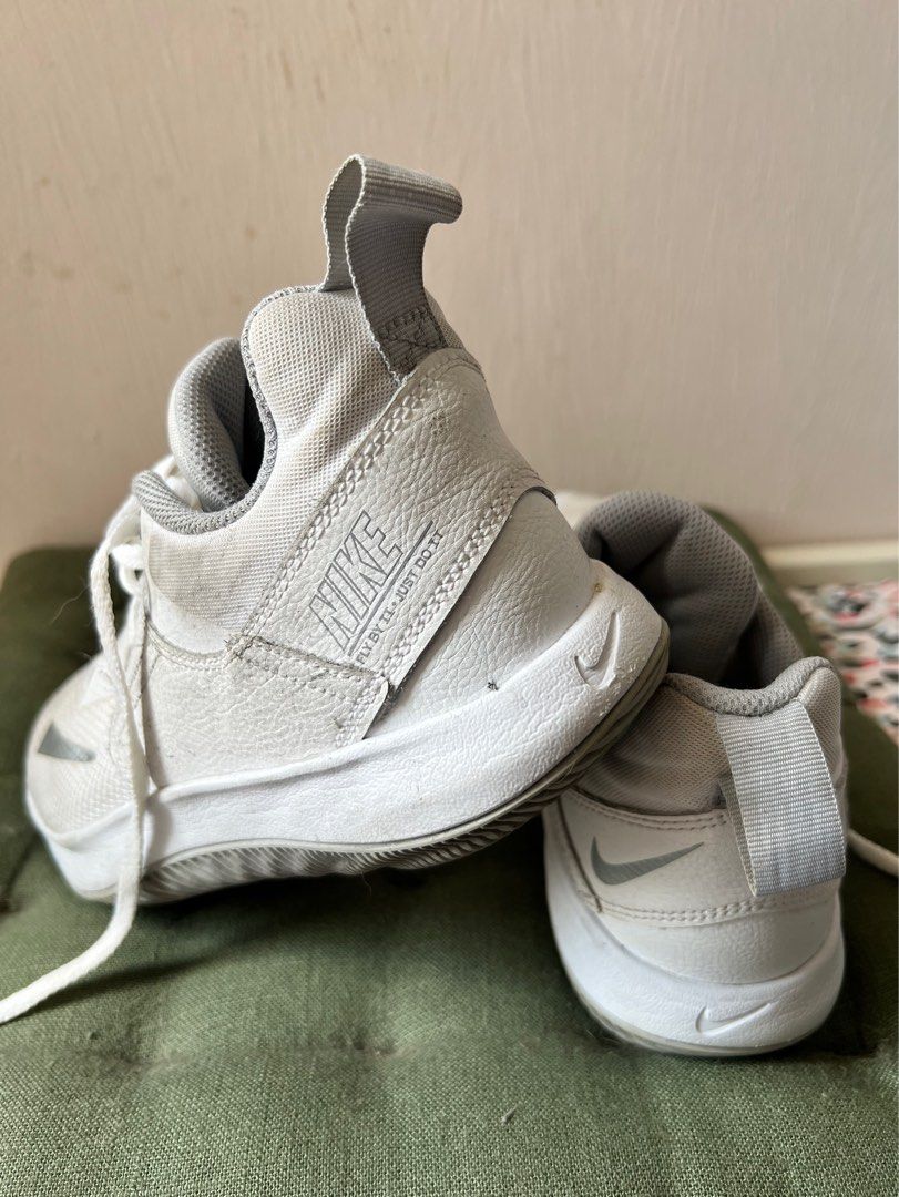Men's fly by low ii basketball shoe top