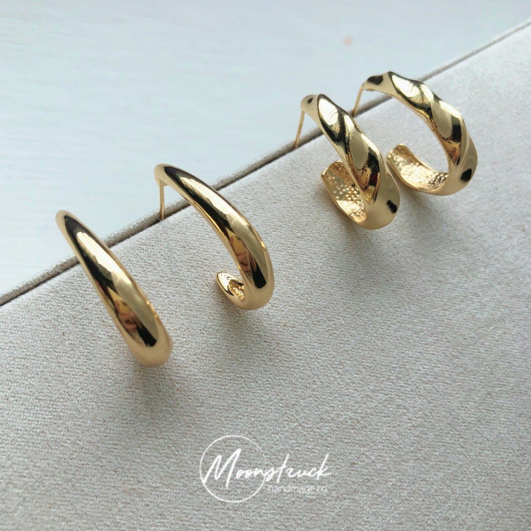 Gold top trendy earrings
