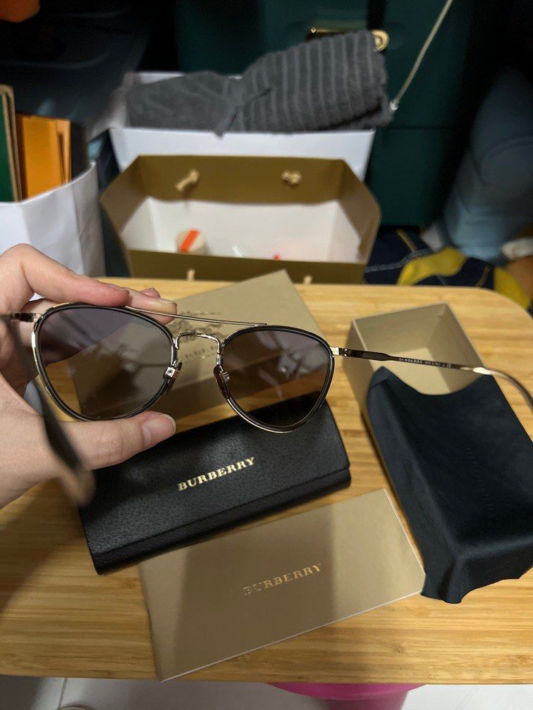 Burberry sunglasses 墨鏡, 女裝, 手錶及配件, 眼鏡- Carousell