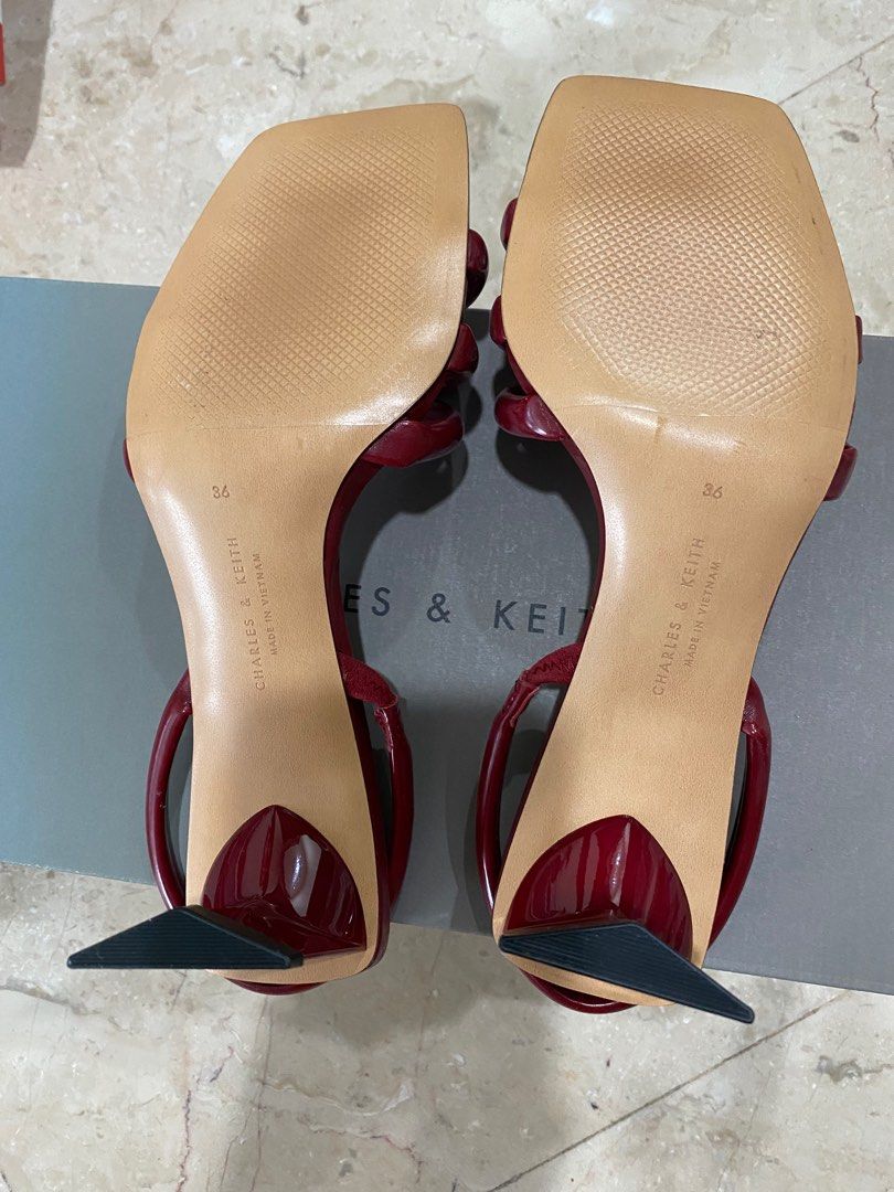 Toe loop clearance heels