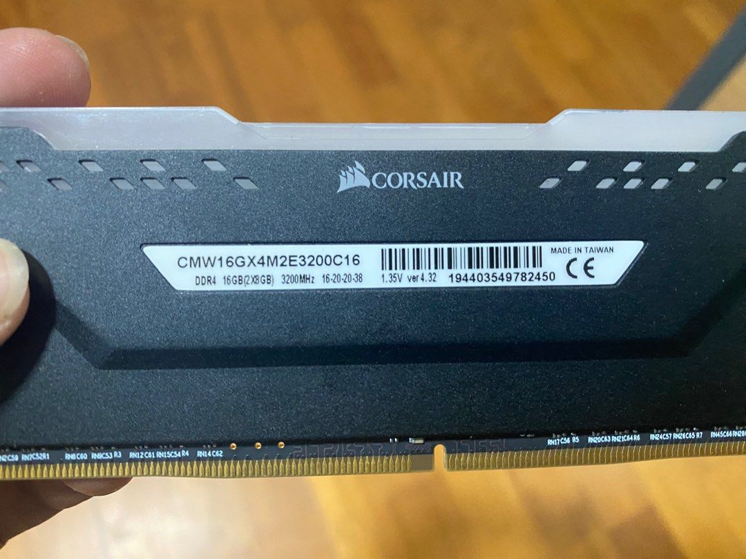Computer RAM (Category: Computer Parts) located in Singapore. Submitted by saanjayy_ (Listing ID 1216183695, Image 3). Description: DDR4 16gb RAM 3200MHz with light. Reason for selling: I dont even know about computer Getting rid of my brothers items..